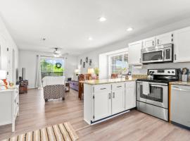Walk-In, no stairs Condo, pets welcome, 4 mins to Silver Dollar City, 14 mins to Ball Park of America, Amazing Ozark Mountian Views，位于布兰森的宠物友好酒店