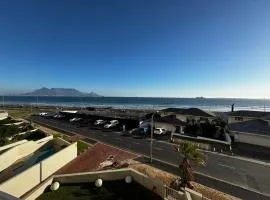 Unwind at The Bay - Bloubergstrand Beachfront