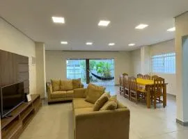 Casa espaçosa próxima da praia e do centro