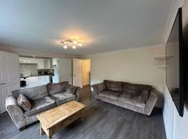 2 Bed & 2 Bath-Flat-Driving Distance to Edinburgh