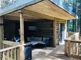 Treetops at Wildwoodz Off grid treehouse No electricity，位于Allangrange Station的酒店