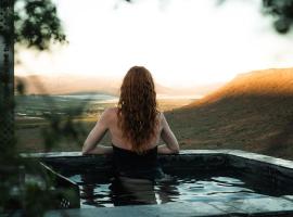 Khanyisa Mountain Lodge，位于罗伯森的带热水浴缸的酒店