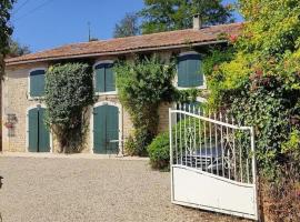 4 Bed-Sleeps 8-Aircon-Garden-Pool-Parking，位于Nanteuil-en-Vallée的酒店