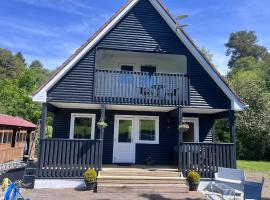 Cosy Lakeside Chalet With Option to add Private Hot Tub，位于Duneena的带停车场的酒店