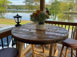 Cozy lake house，位于Nassau的酒店