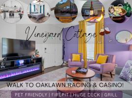 Vineyard Cottage-Pet Friendly & Walk to Oaklawn!，位于温泉城的酒店
