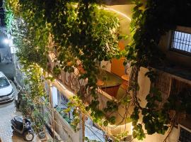 Manavi Hostel Near by Mathura Railway Station，位于马图拉的酒店