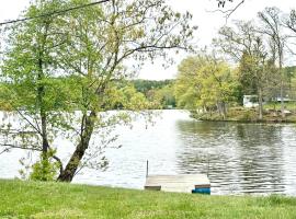 Cozy lake house，位于Nassau的酒店