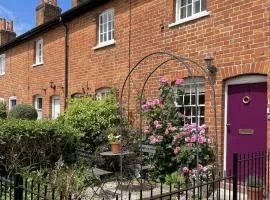 Historic 1BD Cottage in Heart of Farnham