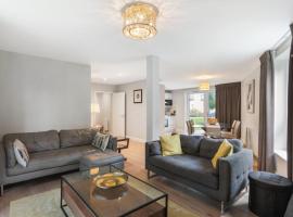 Modern 3BR Flat quick links to LDN & Heathrow，位于谢珀顿的酒店