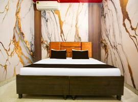 Hotel O EB Hotel，位于Rāja Sānsi的酒店
