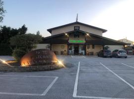MAISON LUCIANO VECCHIA FATTORIA ristorante pizzeria，位于洛雷托的酒店