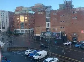 Large 2 bed 2 bathroom 6 person city center apartment with free underground parking