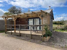 Reindeer Lodge at The Cotswold Reindeer Herd，位于Ampney Crucis的山林小屋