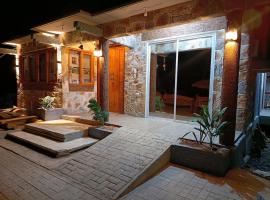Rustic Stone House with Beach Access，位于Ilogmalino的酒店