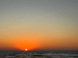 The Cozy Glass House by the Sea，位于巴旺的酒店