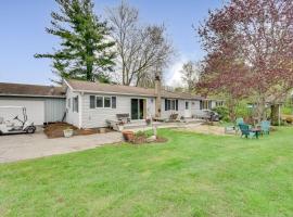 Fishing Pond and Spacious Yard Quiet Home in Sodus!，位于Sodus的酒店