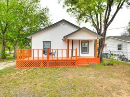1 Mi to Dtwn Family Home with Porch in Brownwood，位于布朗伍德的酒店