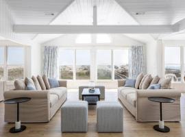 Oceanfront with Private Beach Access & Wild Horses，位于Knotts Island的酒店