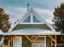 Baldy- Modern Tiny Home In Historic Nordegg，位于诺德格的酒店