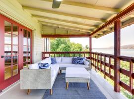 Private Hot Tub with Water Views Lower Lake Getaway，位于Lower Lake的酒店