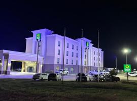 Quality Inn & Suites，位于Pearsall的酒店