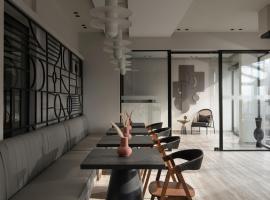 The George - Hospitality Beyond，位于利迈纳里亚的酒店