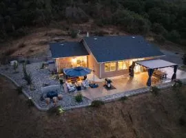 Hilltop Paradise with stunning views/hot tub/firepit/dog friendly