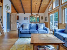 Beautiful Chalet about 5 Miles to Attitash Mountain，位于格伦的酒店