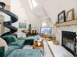 Forest-View Foxwood Cottage in Star Valley!