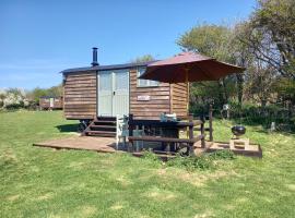 Under the Stars Shepherds Huts at Harbors Lake，位于Newchurch的自助式住宿
