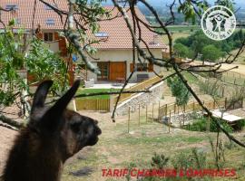 Maison cosy avec spa, sauna et lamas à proximité de Roanne - FR-1-496-23，位于Saint-André-dʼApchon的酒店