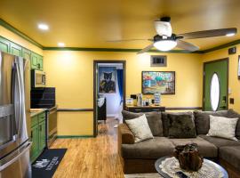 Fort Jackson Grad & USC Stay 2BR Parking Smart Kitchen, Concierge Guide，位于西哥伦比亚的酒店