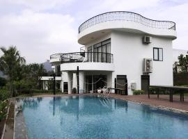 3BR Lake View Ivory Hoa Binh Villa，位于Rống Vong的酒店