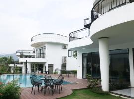 2 Detached 3BR Lakeview Villas Ivory Hoa Binh，位于Rống Vong的酒店