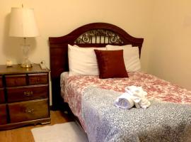 Glacier Guest Room - PRIVATE ROOM IN SHARED HOUSE REDUCED PRICE ON TOURS，位于朱诺的酒店
