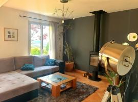 Maison spacieuse face aux Pyrénées，位于Carla-Bayle的酒店
