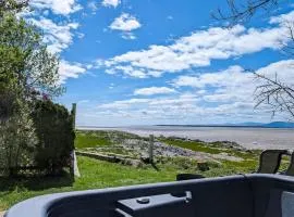 Chalet Studio #3 Waterfront with Spa, Fireplace & Wifi