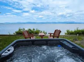 Chalet Studio #5 Waterfront with Spa, Fireplace & Wifi
