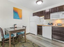 MainStay Suites Madison Airport，位于麦迪逊麦迪逊机场 - MSN附近的酒店