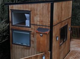 Tiny House in the Bush - a minute from town centre Ruapehu Unique Stays，位于Raetihi的酒店