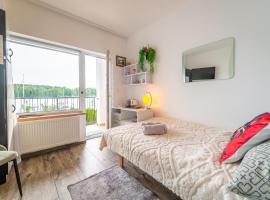 Pok&oacute;j z widokiem na jezioro，位于米科瓦伊基的山林小屋