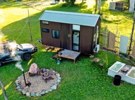 Blackiron Tiny House by Tiny Away，位于Thoopara的小屋