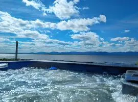 Chalet #8 Waterfront with Spa, Fireplace, Wifi and AC