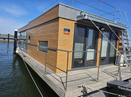 Hausboot Tollow，位于施特拉尔松德的酒店