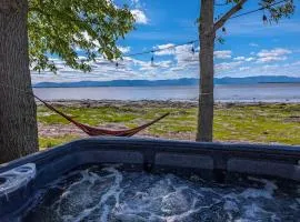 Chalet #9 Waterfront with Spa, Fireplace Wifi & AC