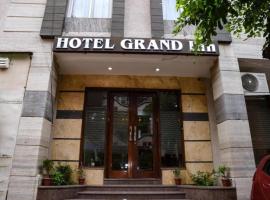 Hotel Grand In 5 Mints walking from Vaishali Metro Station，位于加济阿巴德的酒店