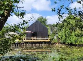 Vakantiewoning aan het water, vissen, wandelen en genieten in de natuur