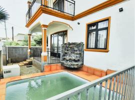 Vacation House with Private Pool，位于Baie du Tombeau的酒店