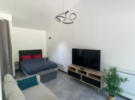 Maison avec grand espace en hauteur，位于Saint-Georges-des-Côteaux的酒店
